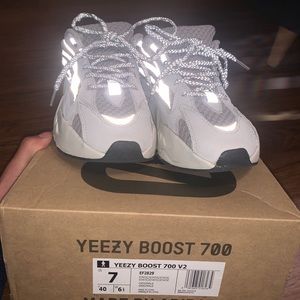 yeezy 700 static